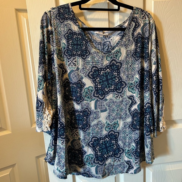 Fringe Benefits Tops - Fringe Benefits 2X Blue & White Patterned Top Blouse 3/4 Lace Embellished Sleeve